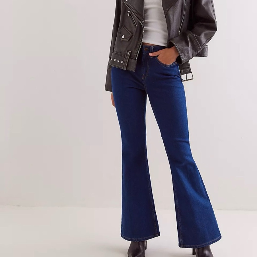 WE THE FREE curvy vintage high rise flare jeans, size 30 - Picture 2 of 7